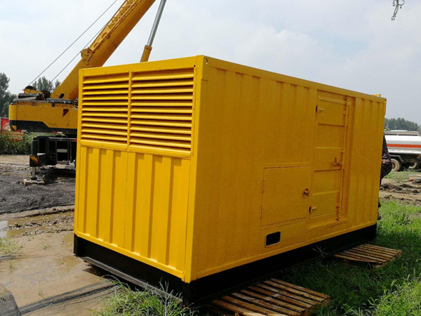 苏尼特左100kW柴油发电机组在什么情况下需要更换机油？